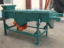 碳鋼加裝料斗的雙層直線振動篩。